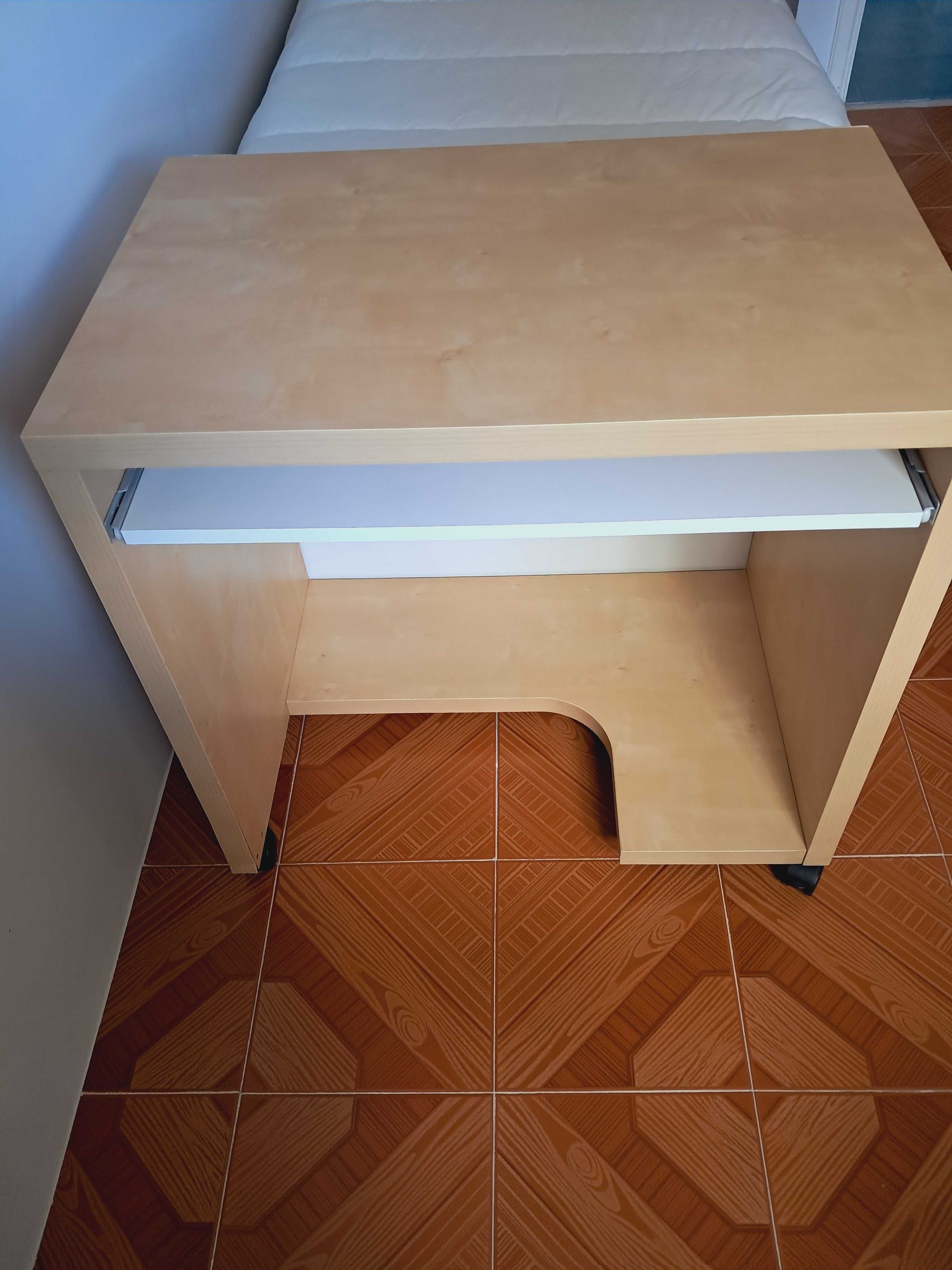 Para estudar confortavelmente sem gastar muito: Secretária ikea