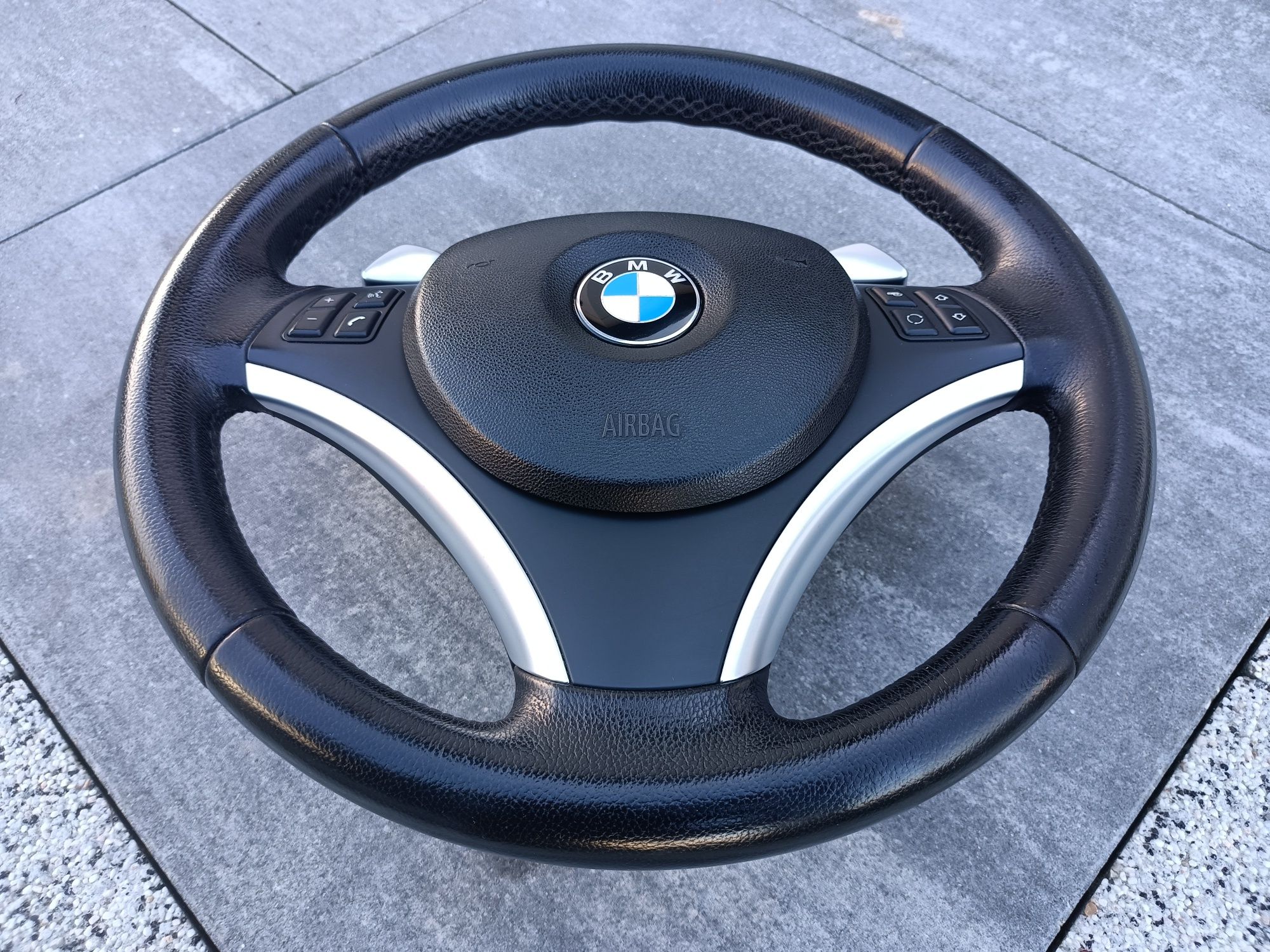 Kierownica M sport z łopatkami BMW E90 E91 E92 E93 E81 E87 E82 E88 X1