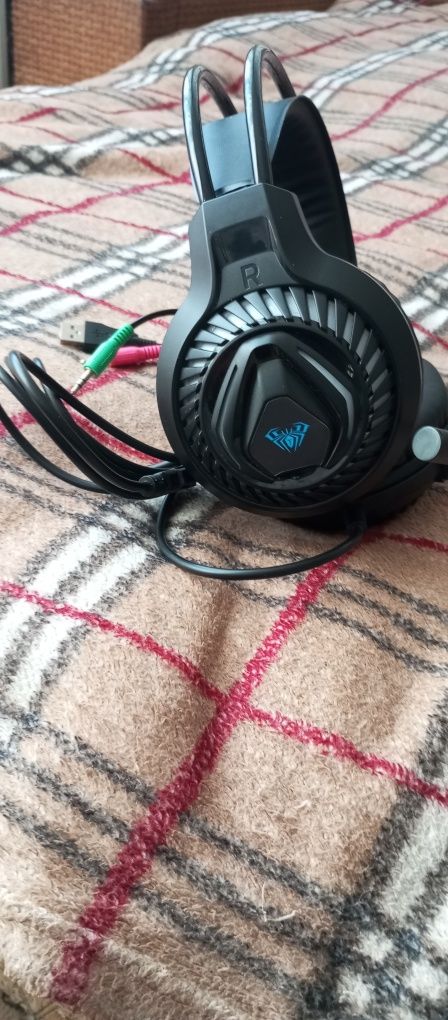 Наушники для компьютера и смартфона.