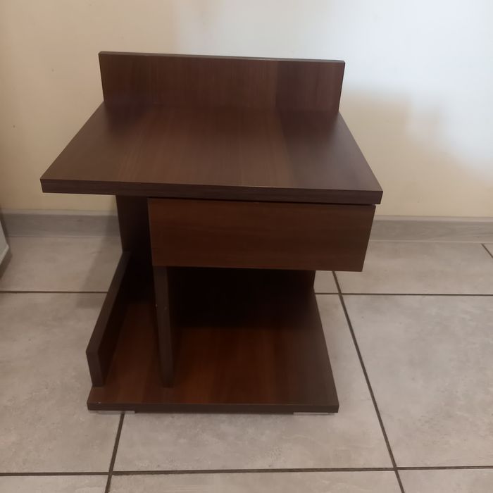 Stolik, szafka nocna, ciemny orzech.