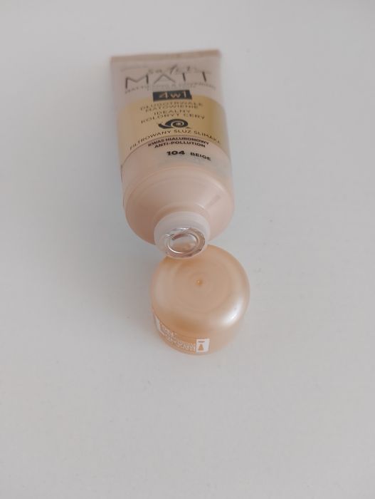 Kryjący Podkład 4w1 w odcieniu 104 Beige Eveline.
Eveline Cosmetics Sa