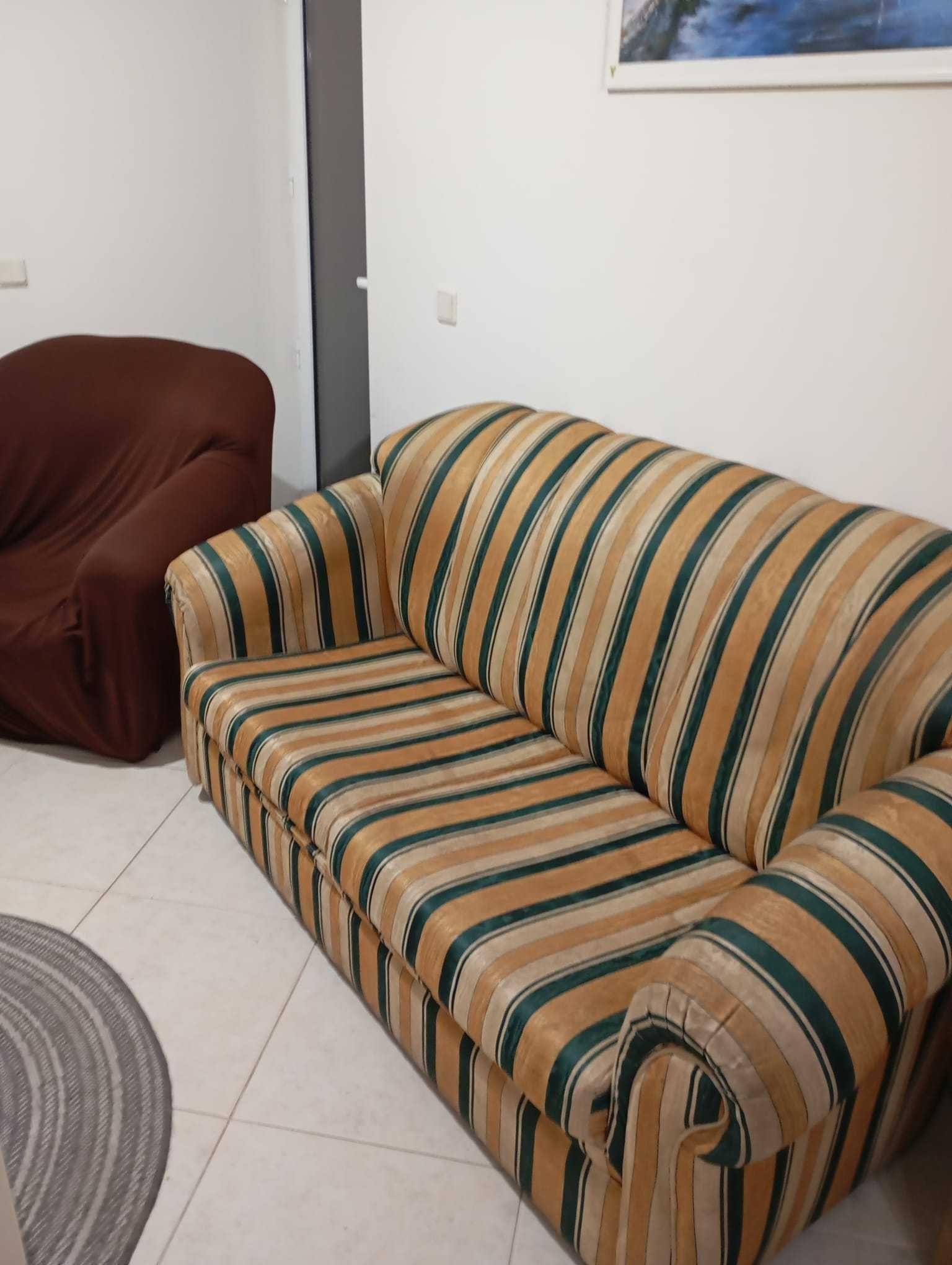 Vende-se mobilia para casa ( Cama,sofás)