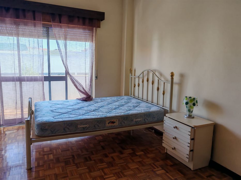 Cama de solteiro e movel para venda