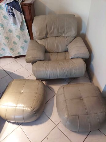 Skórzany fotel  oraz 2 pufy.zestaw