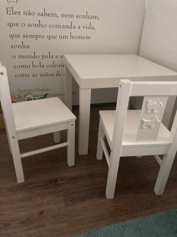 Conjunto de mesa e 2 cadeiras brancas para criança.