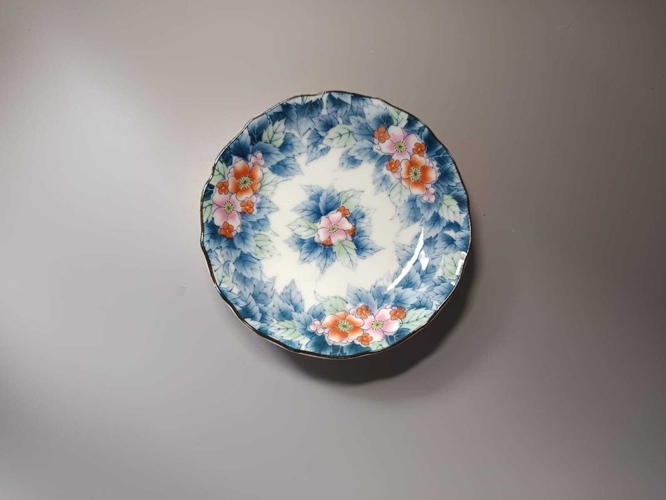 Prato em Porcelana Japonesa – Arita-yaki | Motivo Floral Azul & Coral