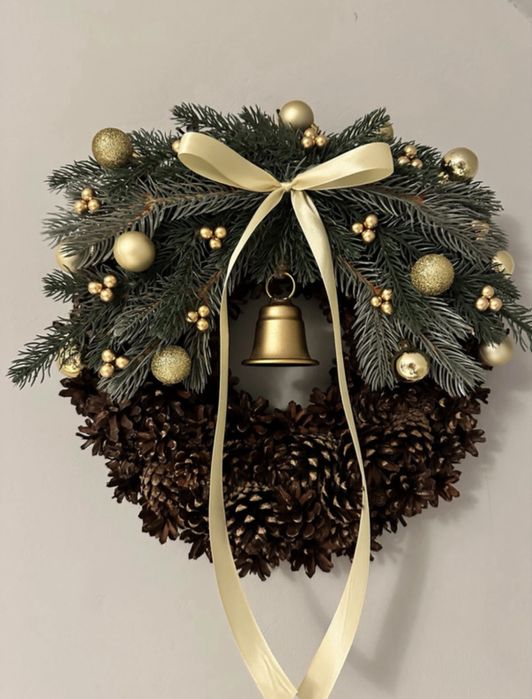 Wieniec na drzwi z dzwonkiem i zlota kokarda