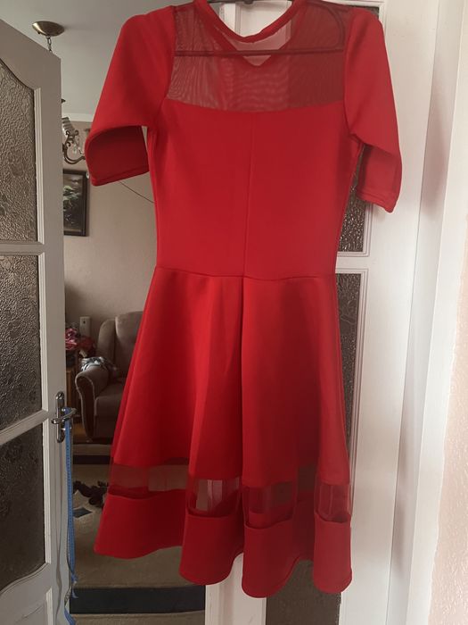 Гарна сукенька червона