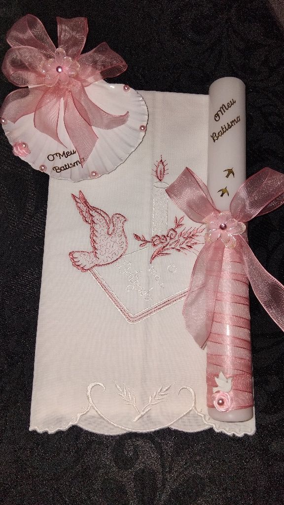 Conjunto de batismo com babete.
