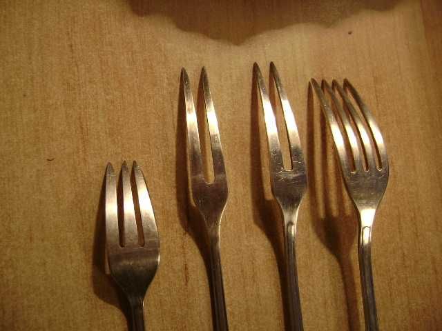 Starocie z PRL - Stare sztućce posrebrzane Hefra = Zestaw 4 sztuki