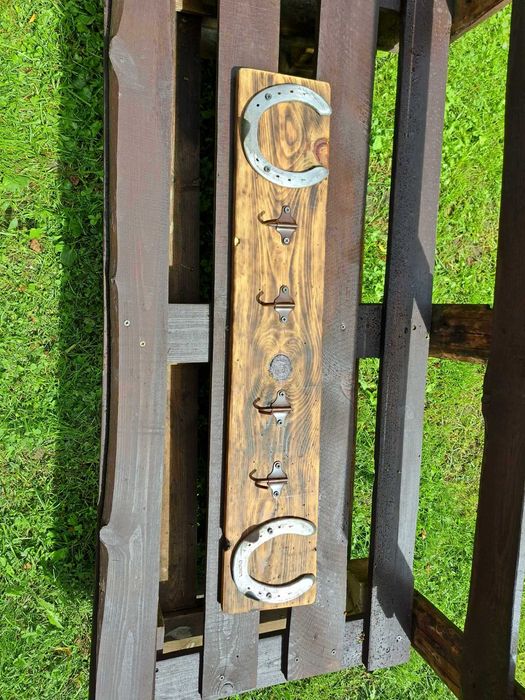 Rustykalny wieszak ścienny z podkowami – rękodzieło