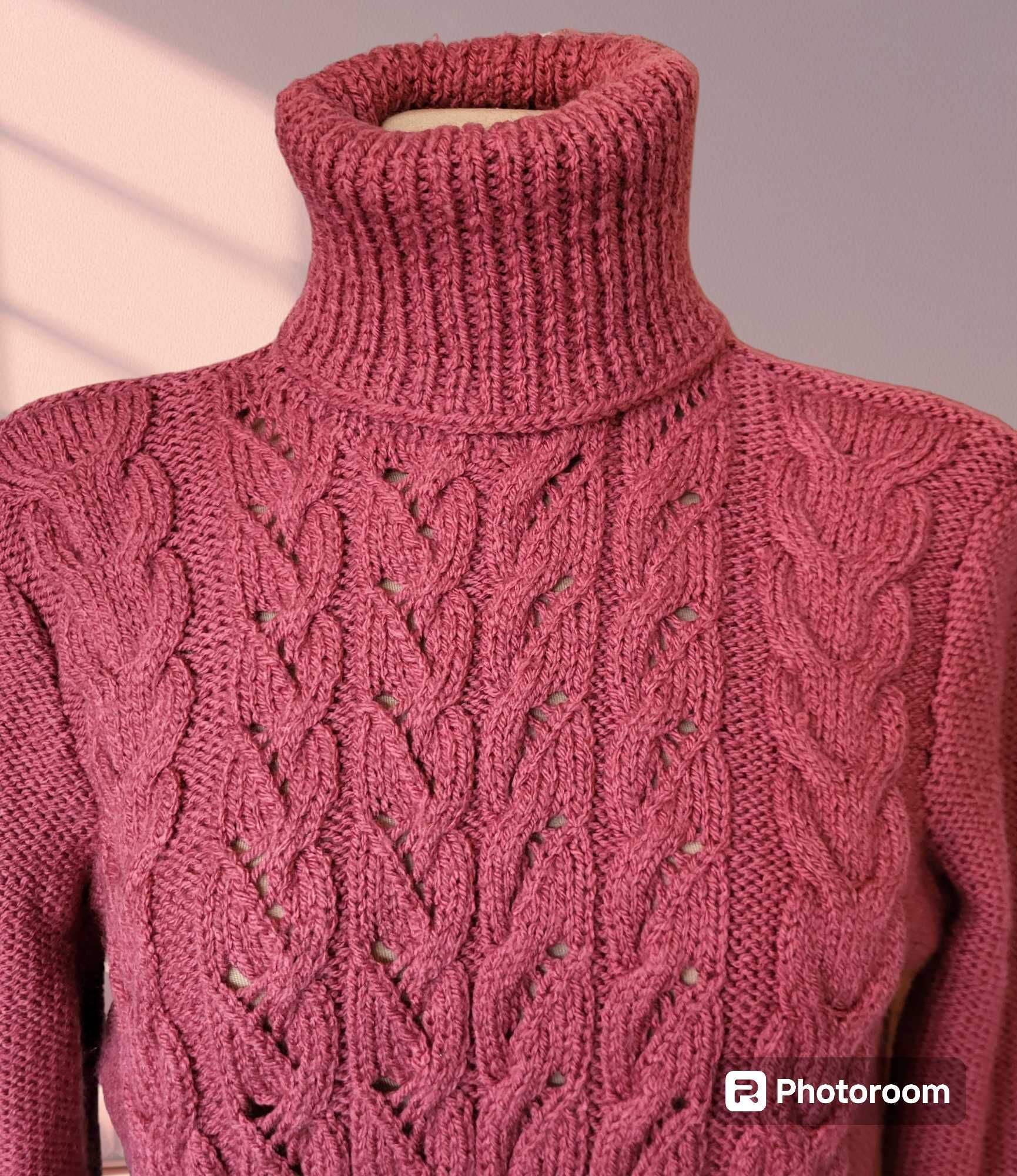 Różowy, gruby sweter z golfem