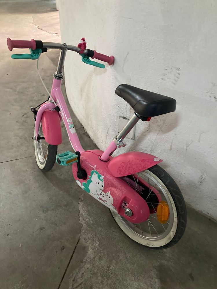 Bicicleta de menina inclui cesto da frente, trás e campainha