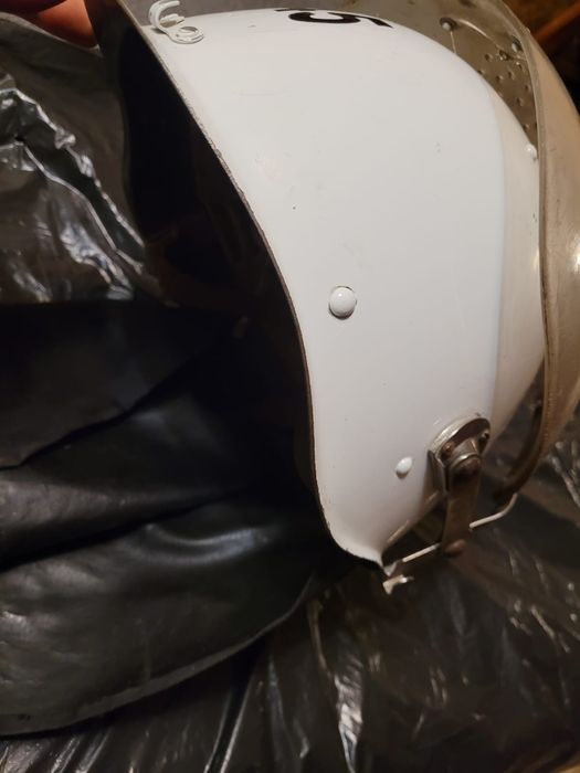 Каска шлем пожарного.