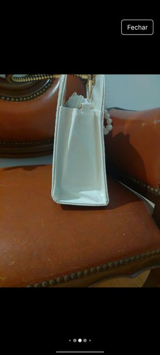 Mala bege com detalhes em dourado