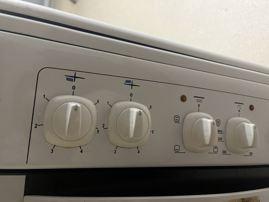 Електро плита 1000 грн