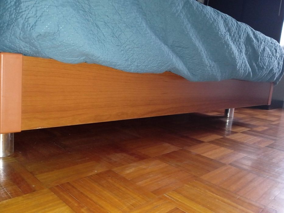 Sommier cerejeira e cabeceira cinza