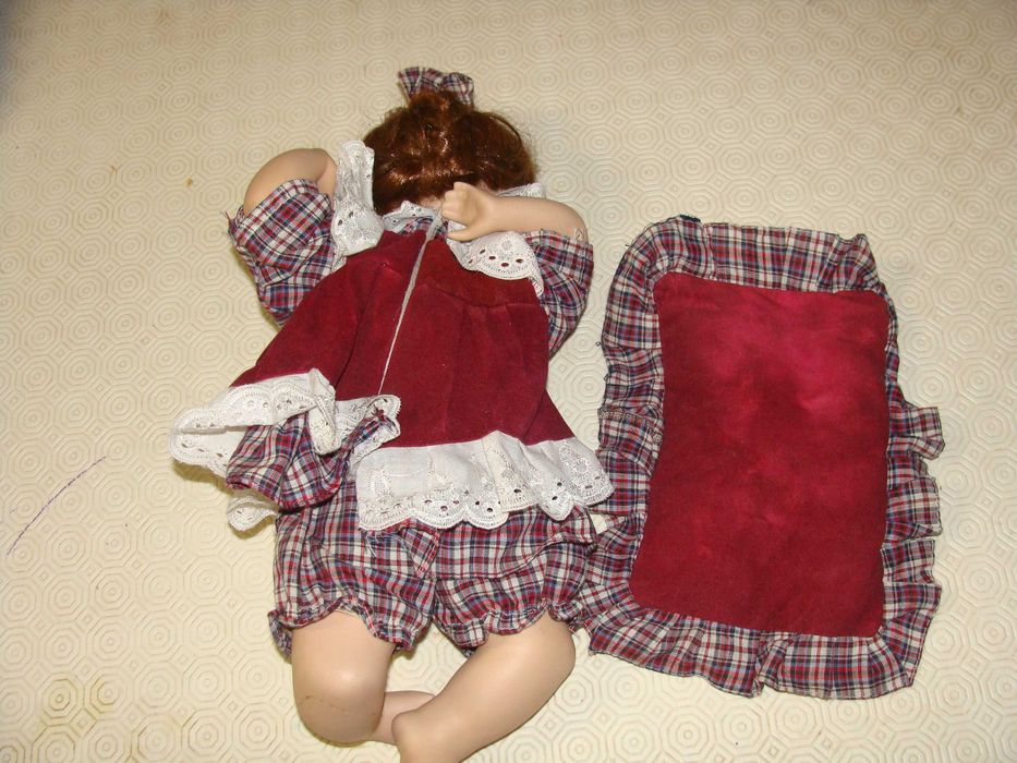 2 Bonecas de Porcelana Deitadas