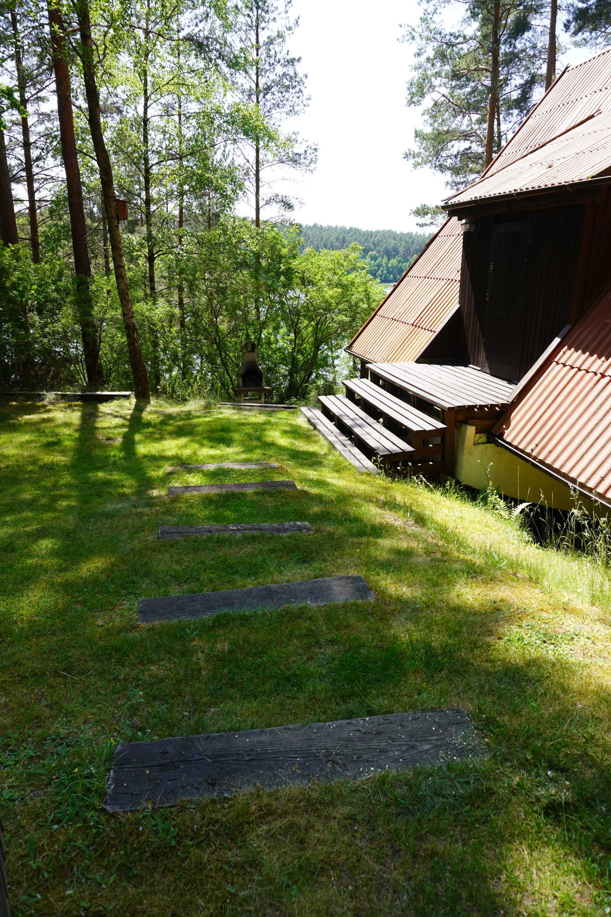 Domek nad jeziorem Mazury: pomost, własna linia brzegowa, łódka, garaż