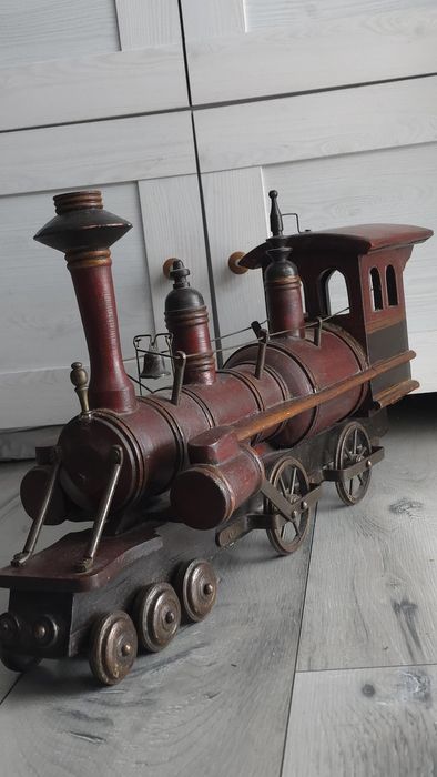 Stara duża lokomotywa wykonana z drewna