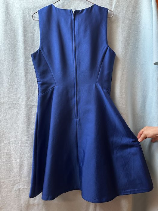 Intensywnie niebieska sukienka Orsay