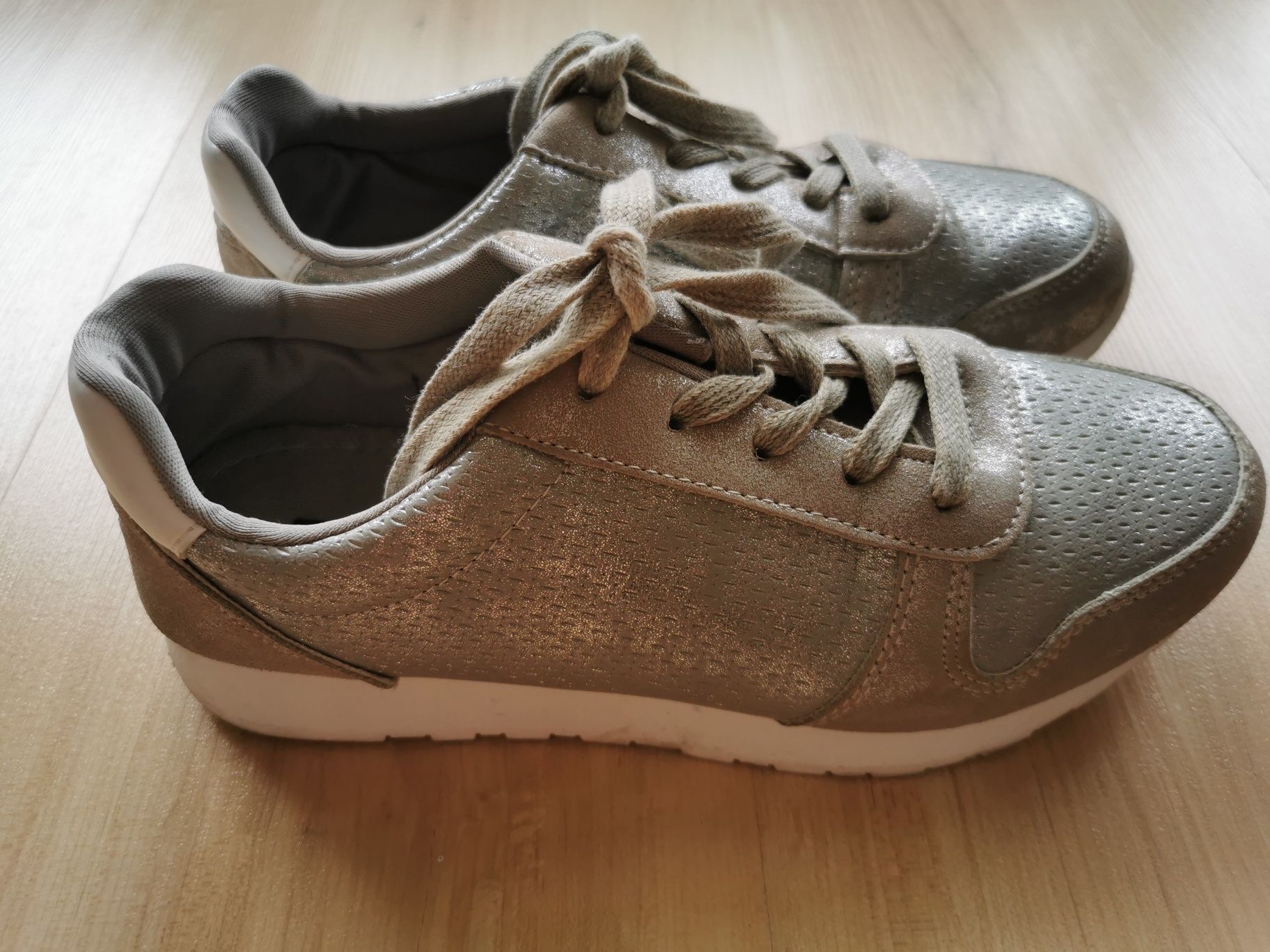 Buty sportowe w kolorze srebrnym, rozmiar 36