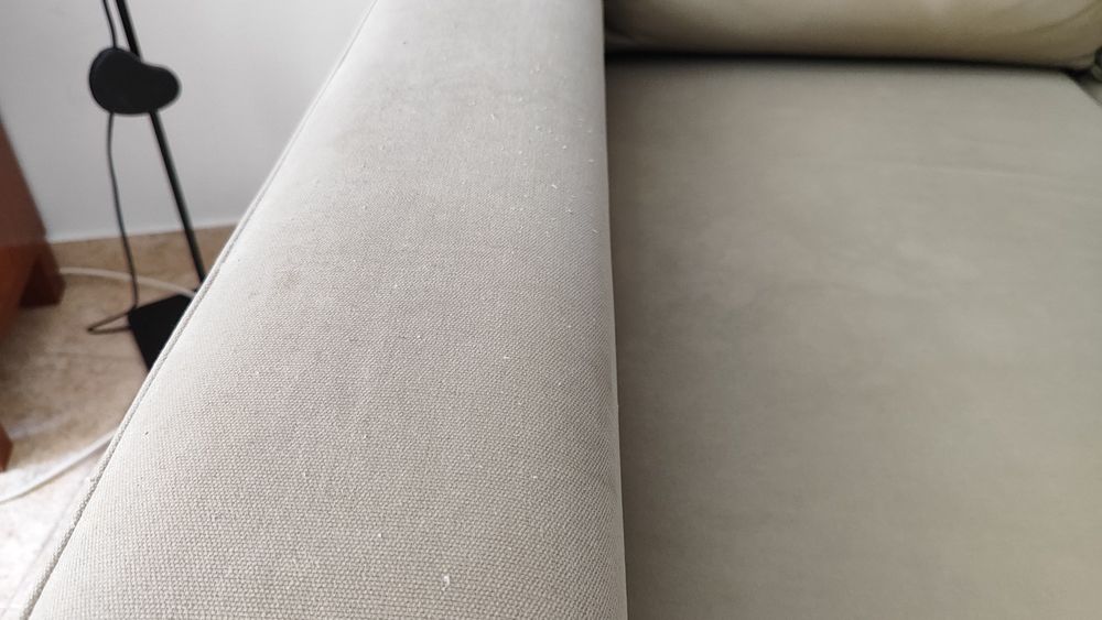 Sofá-cama com chaise longue e arrumação