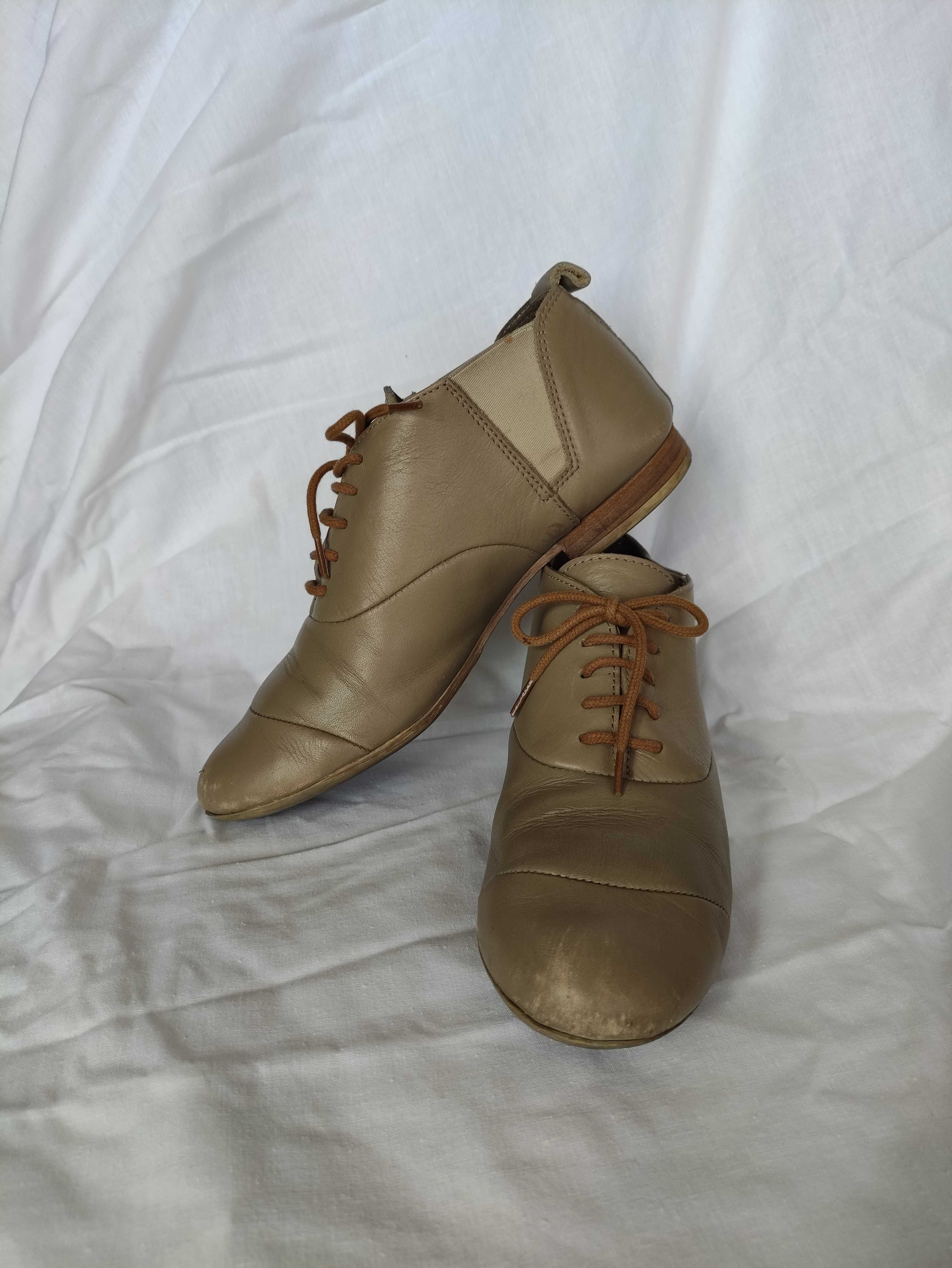 Sapatos rasos, beges, fechados, com cordões, estilo dança