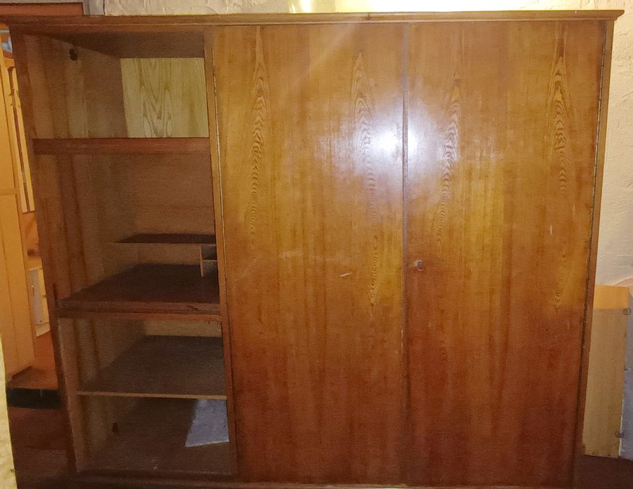 Szafa drewniana z półkami