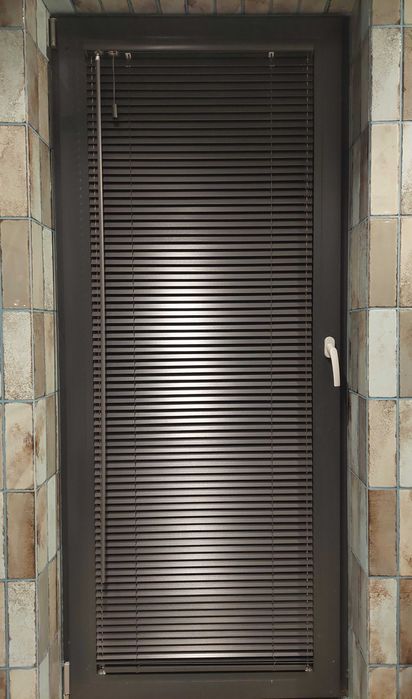 Żaluzje drewniane i aluminiowe na wymiar. Pomiar i montaż.