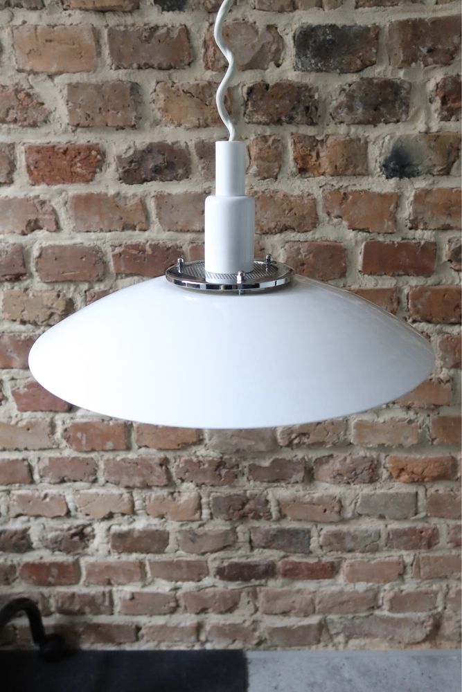 Duńska lampa wisząca jak louis poulsen space age