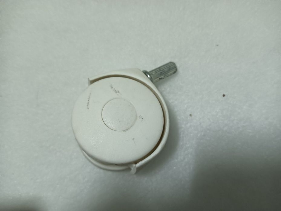 Cama de bebé com rodas e gaveta