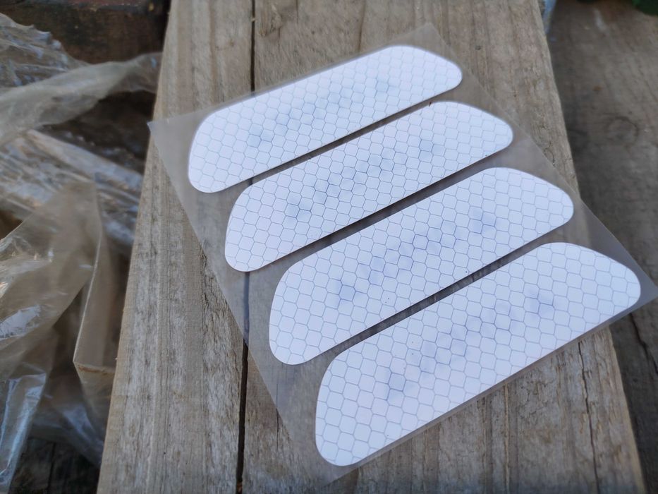 Сигнальні наклейки на двері автомобіля