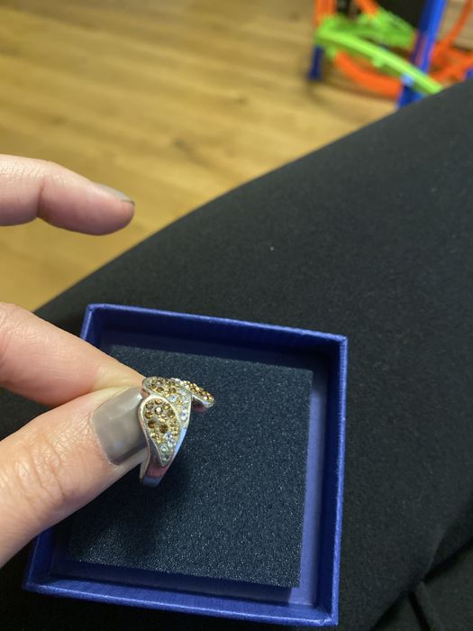 Piersionek srebrny z ozdobnymi kamieniami Swarovski
