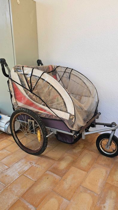 Vende-se atrelado de bicicleta para duas crianças por 50 euros.