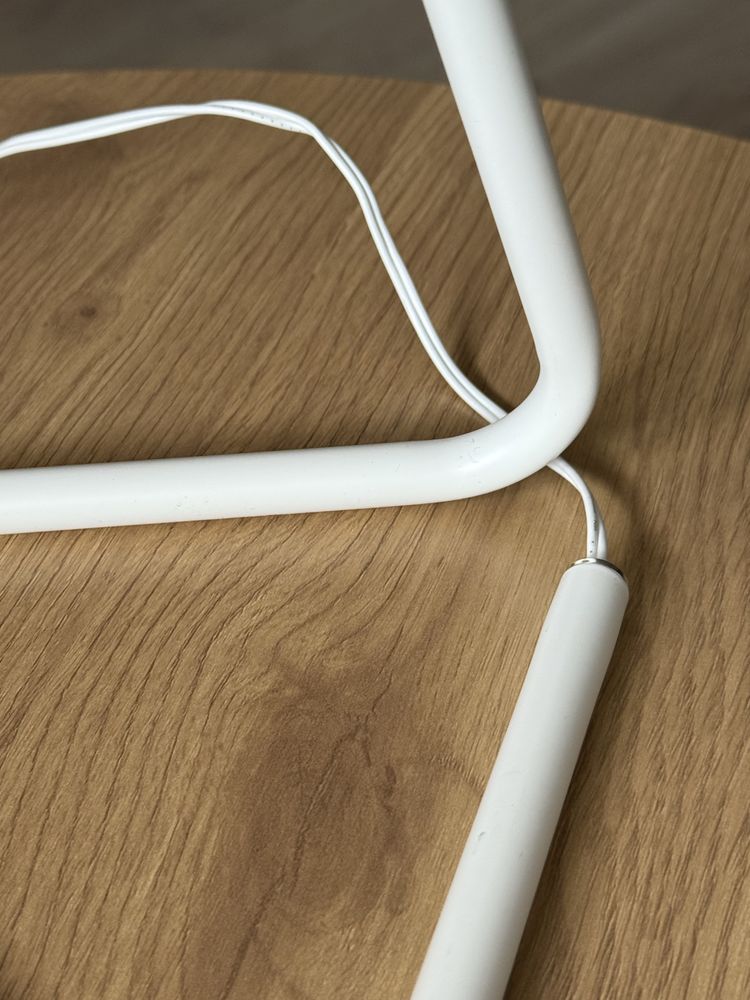 Biały mały lampka biurkowa – USB, regulowana, bez uszkodzeń