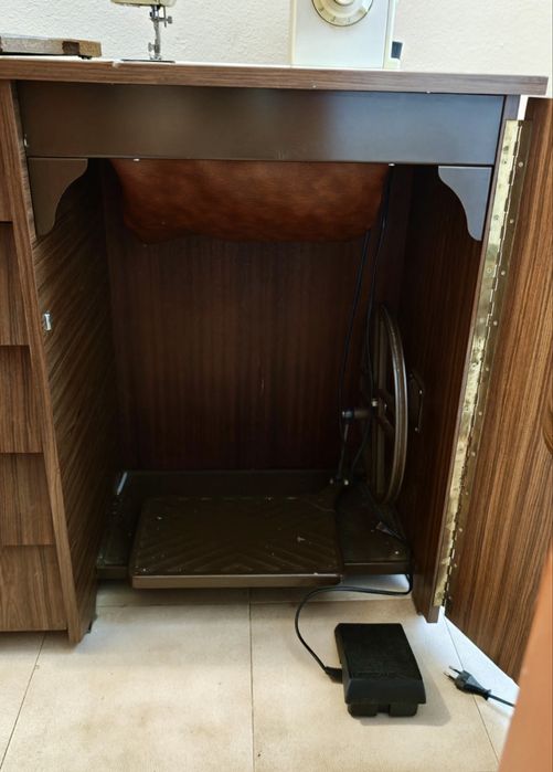 Maquina Singer com Movel de costura/bordado