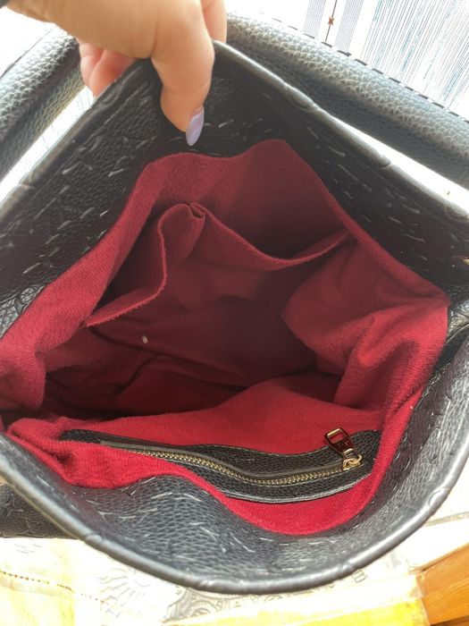 Сумка louis vuitton чорна з тисненням монограми!.