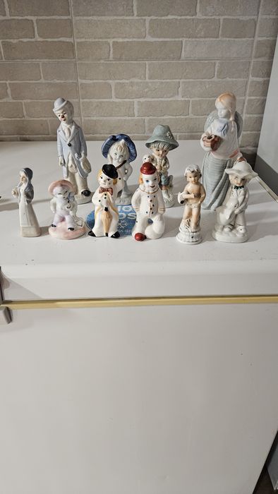 Imagens em porcelana com trajes do sec.XVIII.
