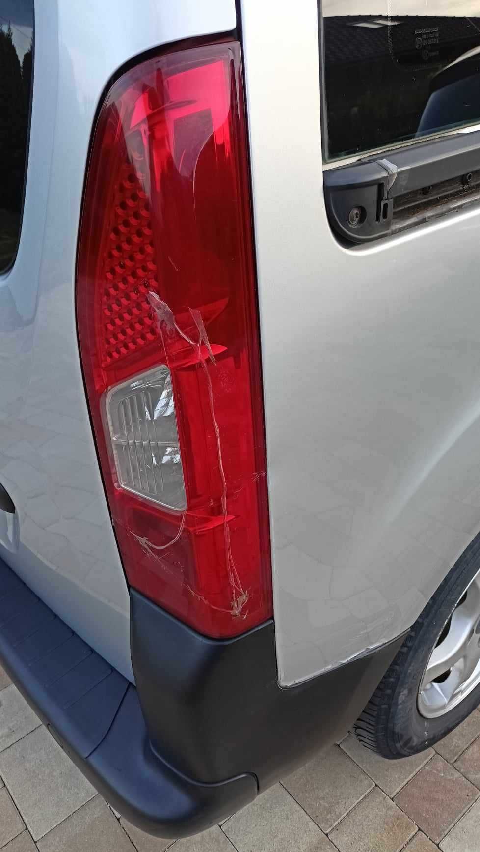 Lampa TYŁ BERLINGO PARTNER 08-12 klapa prawa uszkodzona