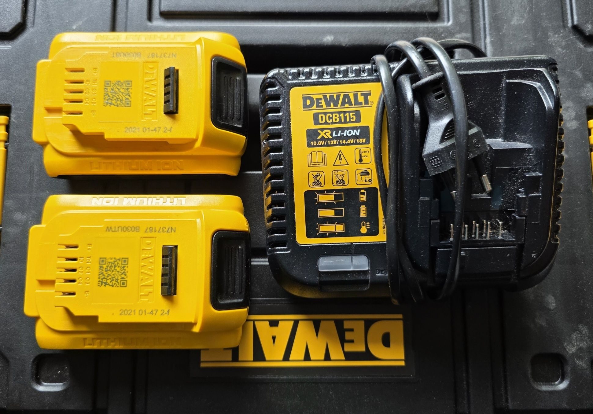 DeWalt 18V 2x Lekka Bateria 2Ah DCB183 i Szybka Ładowarka 4A DCB115