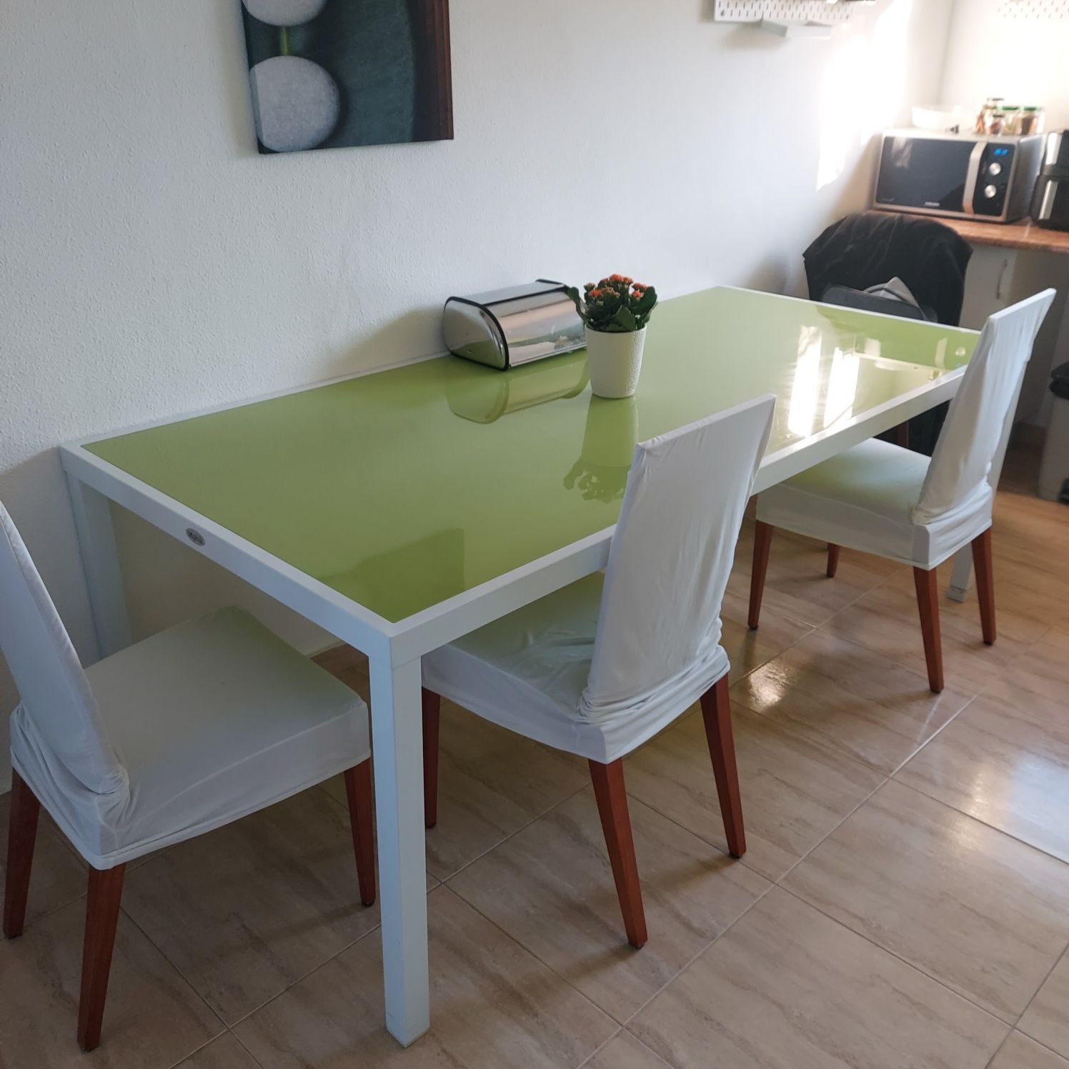Mesa de jantar verde e branca