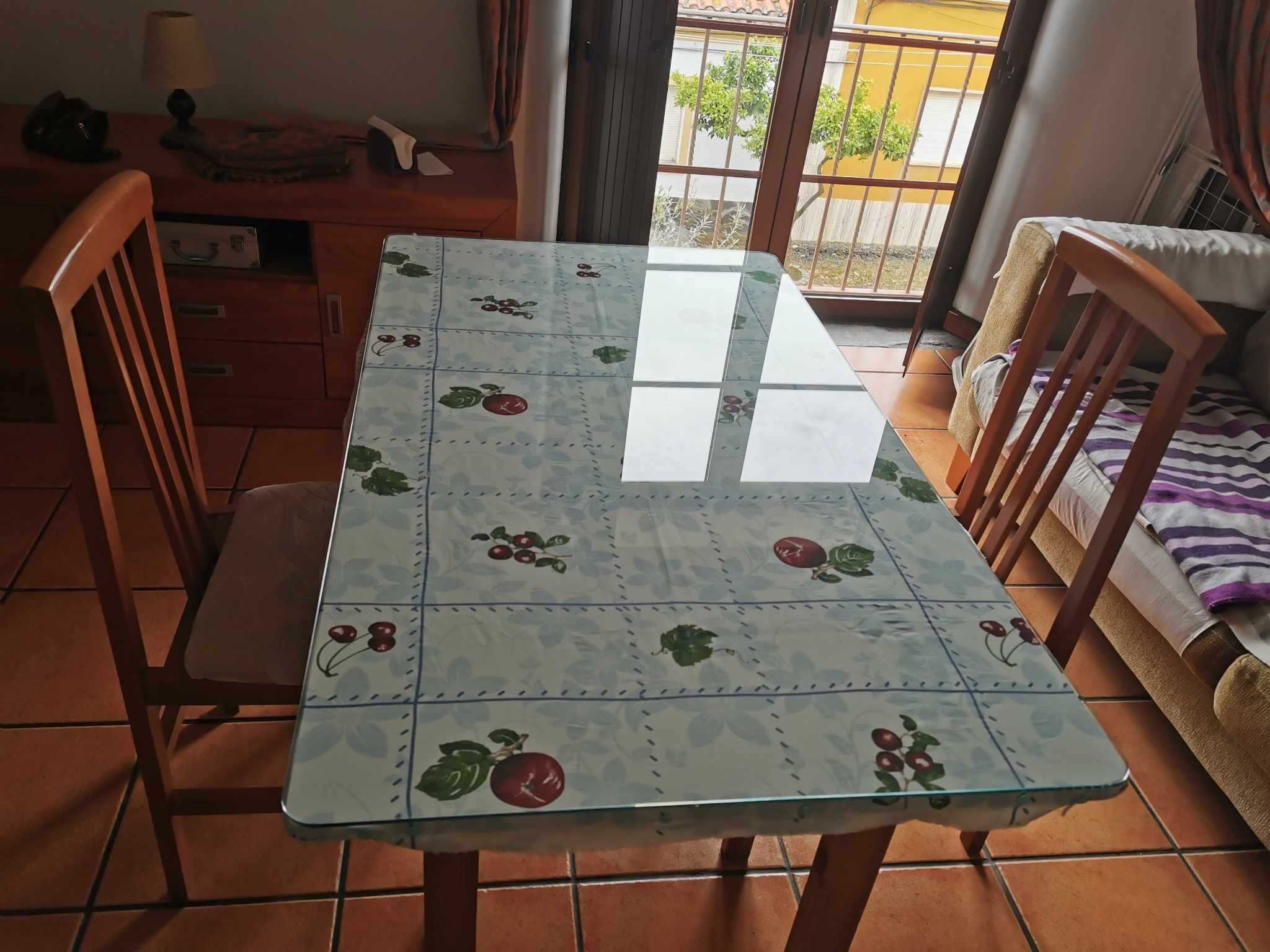 Mesa de cozinha com tampo de vidro