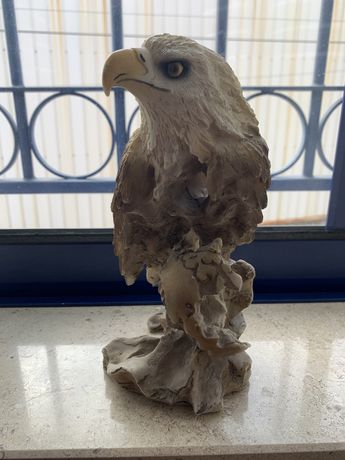Vendo estátua águia