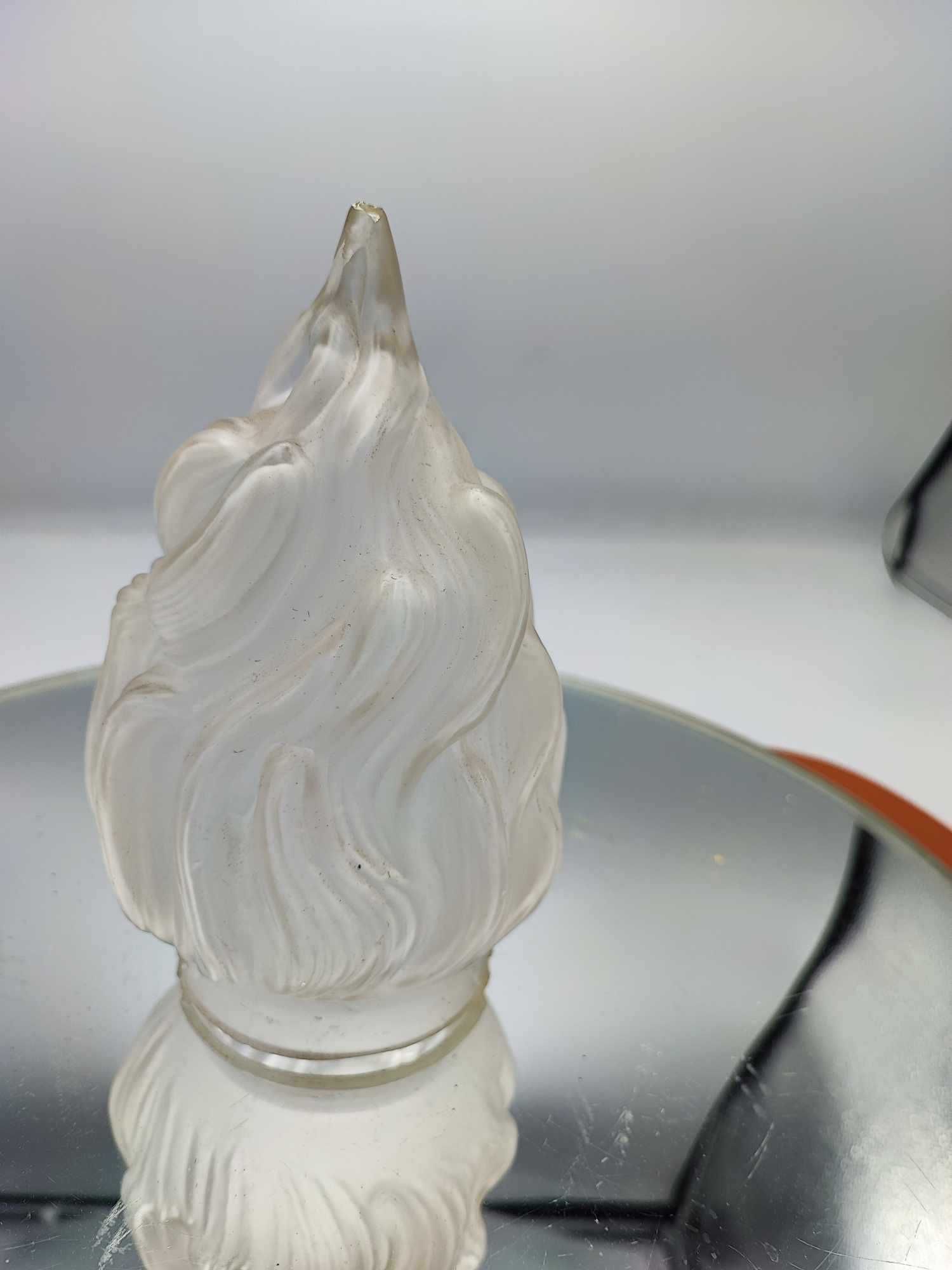 Klosz,płomień,art deco,śr.montażowa 7,6 cm.