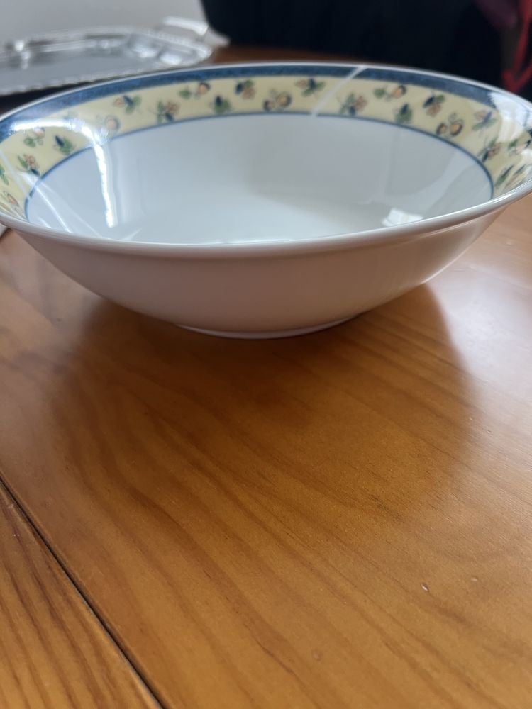 Pratos de cozinha mais saladeira