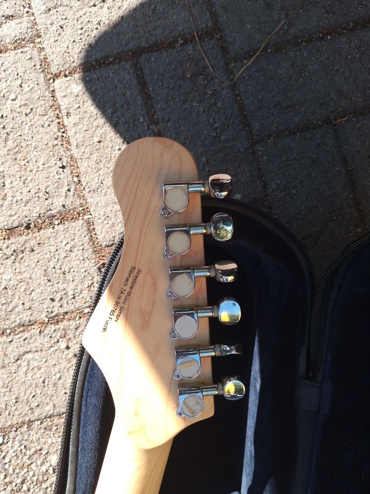Sprzedam widoczną na zdjęcia gitarę elektryczną