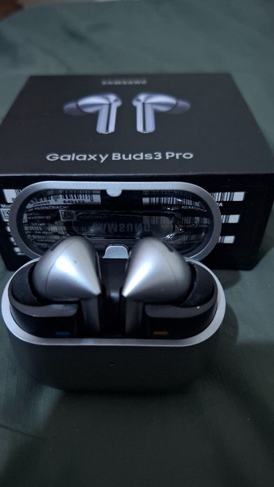 Продам терміново навушники Samsung Galaxy Buds3 Pro Silver