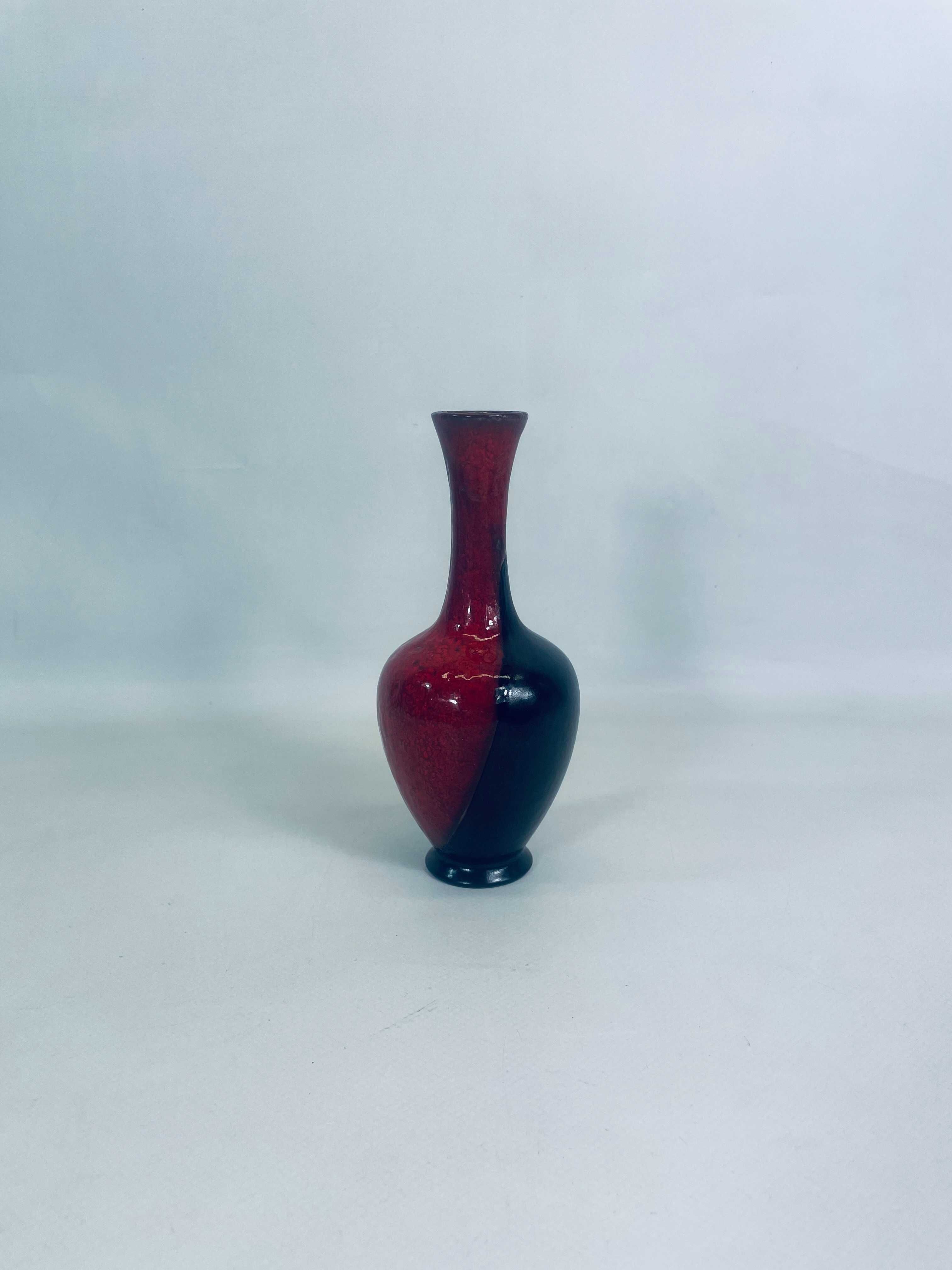 Piękny wazon ceramiczny w połowie czerwono czarny