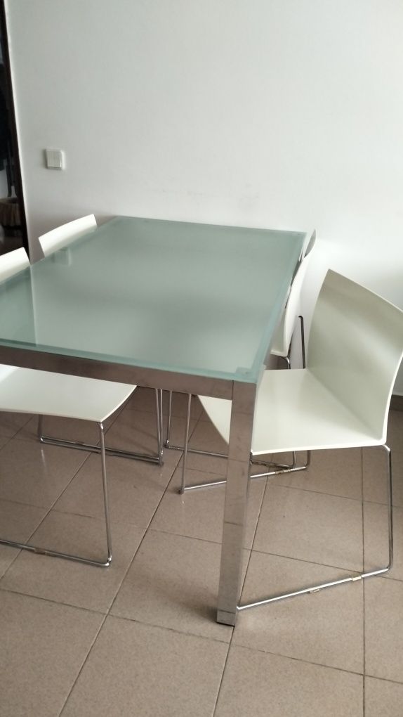 Mesa de vidro + 4 cadeiras brancas